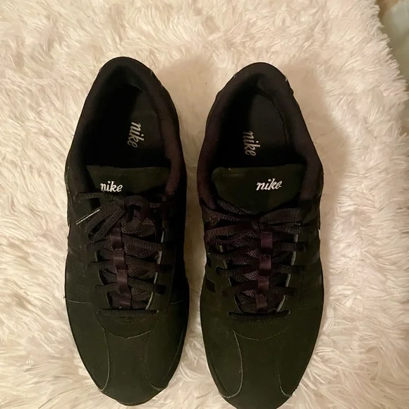 Nike Black Sneakers - Picture 3 of 6